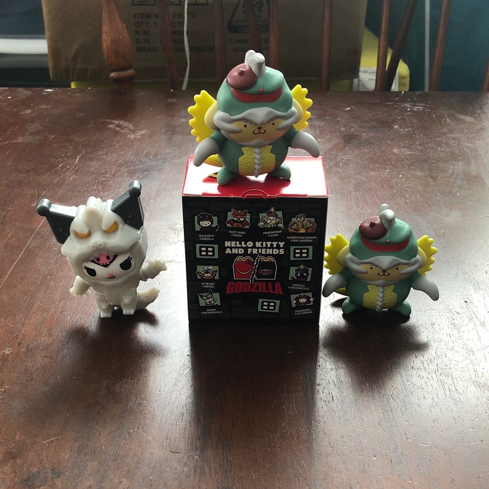 🥤 Hello Kitty Godzilla Mini Figures